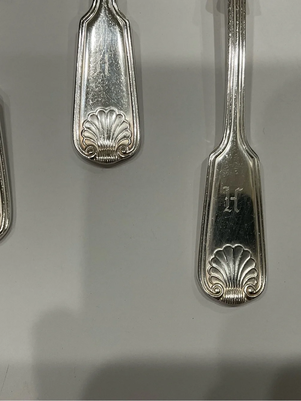 VINTAGE SHEFFIELD ENGLAND SILVERPLATE FIDDLE THREAD AND SHELL SPOONS-7